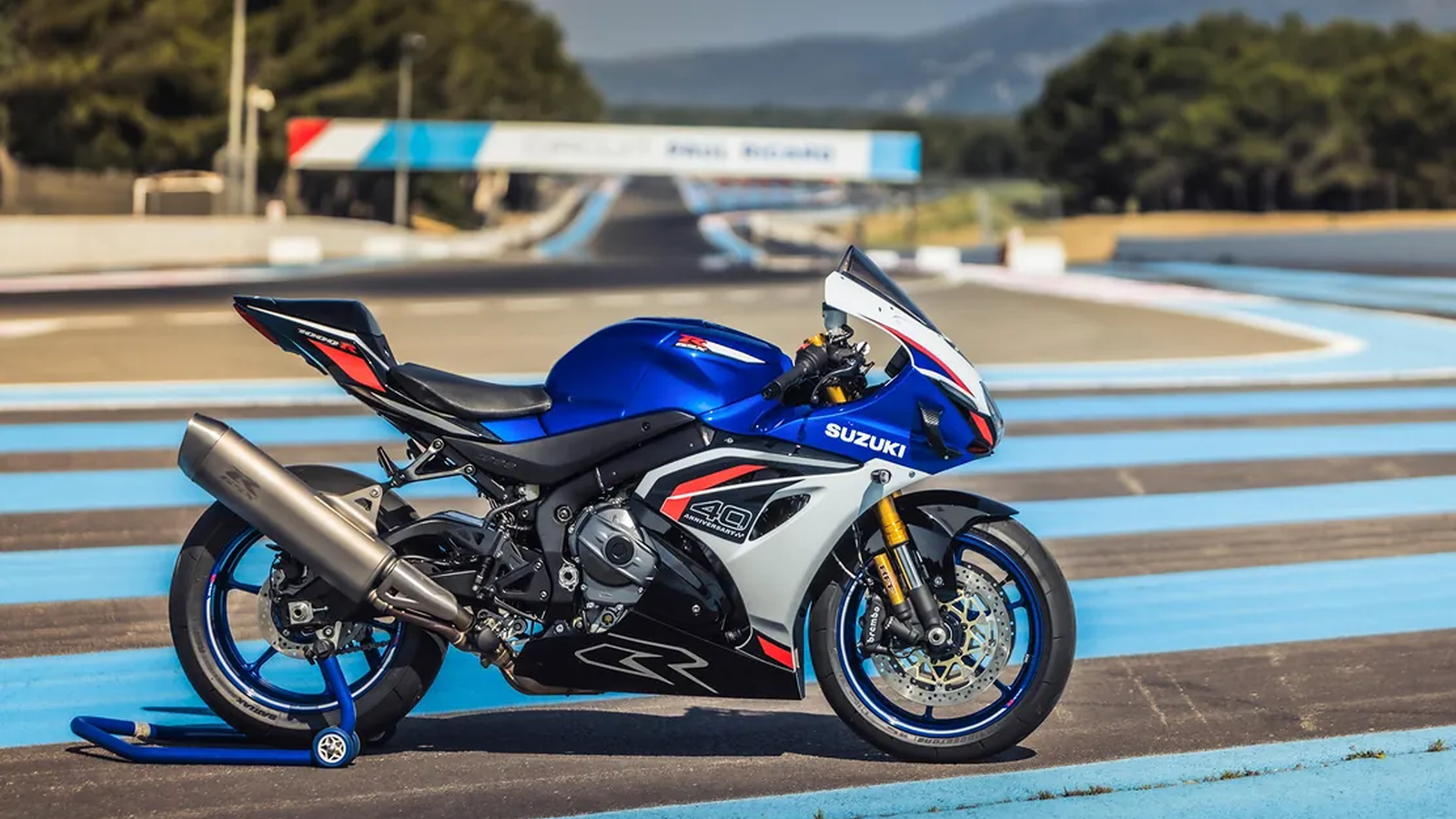 Suzuki GSX-R spor motosiklet, pist üzerinde yandan görünüm